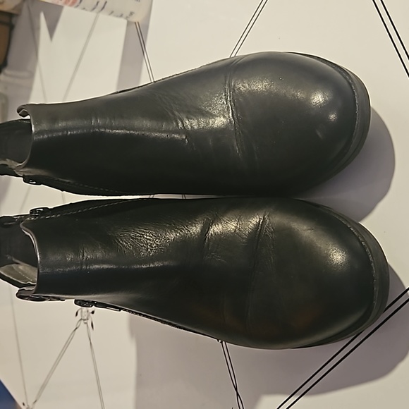 EUC black Earth booties. - Picture 2 of 9